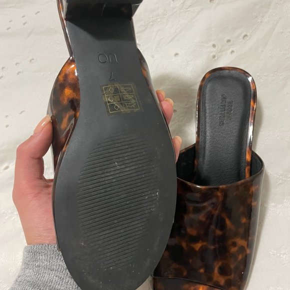 Urban Outfitters UO Patti Glossy Tortoise Open Toe Mule Heels - Picture 4 of 4